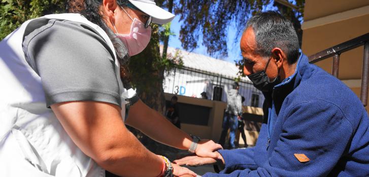 Un paciente de nuestro Centro de Atención Integral (CAI) había sido torturado con cortes repetidos en el brazo, en la mano. Tenía un problema muy serio de movilidad. Una enfermera de nuestra organización lo asiste a las afueras de un albergue para personas migrantes en Piedras Negras, en el estado de Coahuila, MéxicoYesika Ocampo/MSF.