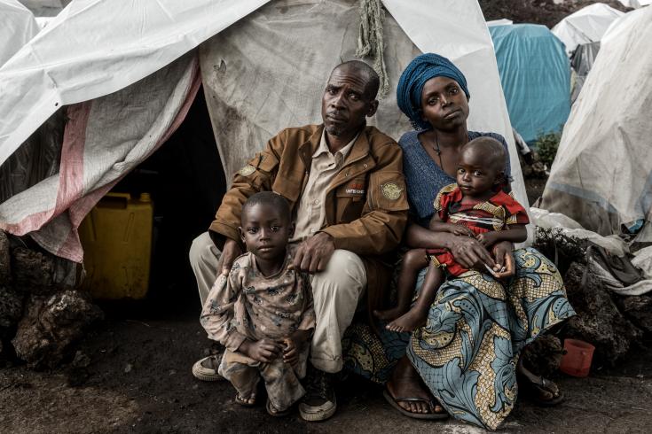 Familia en el campo de desplazados de Rusayo, República Democrática del Congo.