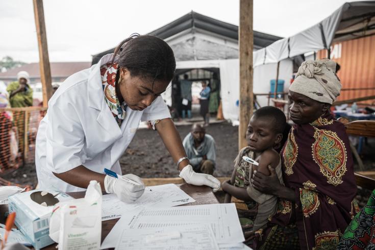 Medica de MSF atiende niños con desnutrición en Rusayo. 
