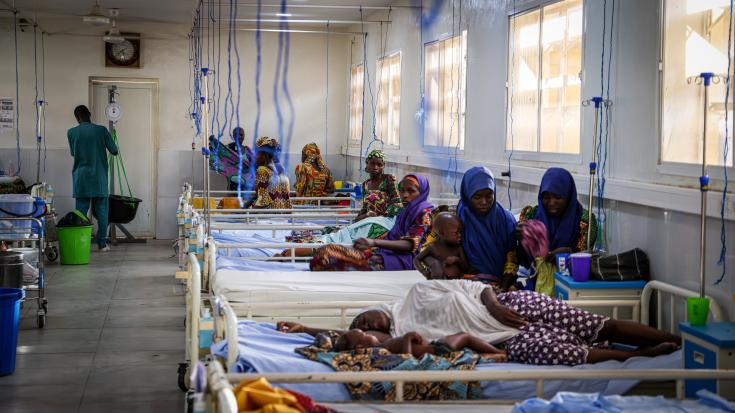 Niños y niñas recién llegados al centro de alimentación terapéutica intensiva de MSF en Katsina, Nigeria.