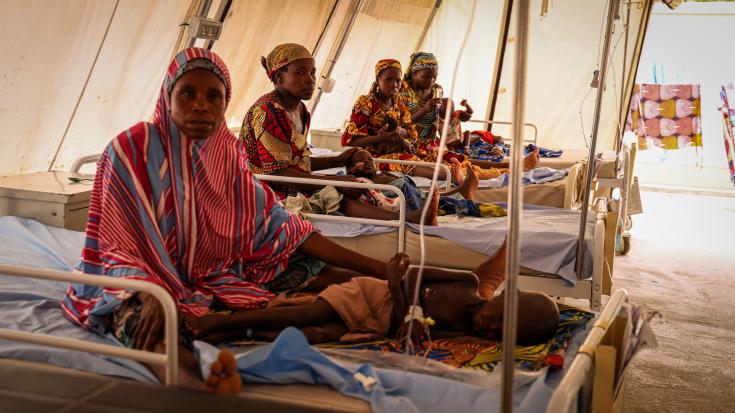 Niños y niñas recién llegados al centro de alimentación terapéutica intensiva de MSF en Katsina, Nigeria.