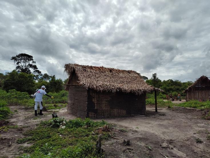 Atendiendo casos de malaria en Roraima, Brasil