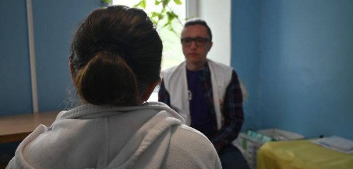 Nuestros equipos de salud mental ofrecen sesiones psicológicas grupales e individuales a personas en zonas anteriormente ocupadas, UcraniaMSF.