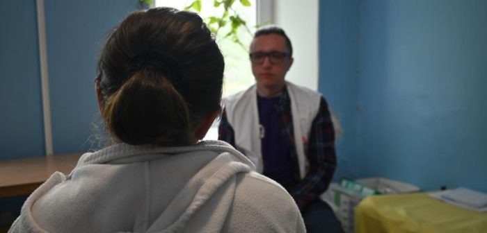 Nuestros equipos de salud mental ofrecen sesiones psicológicas grupales e individuales a personas en zonas anteriormente ocupadas, UcraniaMSF.