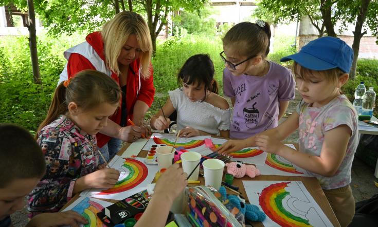 Niños en un refugio para desplazados internos en la región de Kirovohrad, Ucrania.