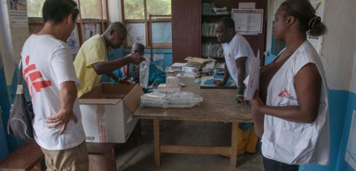 Un equipo de MSF entrega medicamentos a un centro sanitario local en Diah, condado de Grand Bassa, Liberia. ©Yann Libessart/MSFYann Libessart/MSF