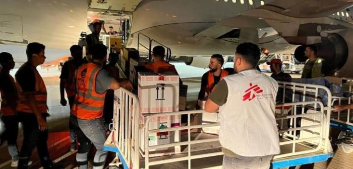 Nuestros equipos supervisan un convoy de material médico que llevan a Derna, una de las ciudades más afectadas por las inundaciones en LibiaMSF.