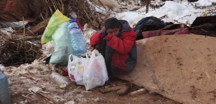 Con temperaturas bajo cero, un niño junta bolsas de plástico y otros materiales para utilizar como combustible, en el asentamiento improvisado de Khoder Hawash, en el valle de Bekaa, Líbano. © Ghazal Sotoudeh/MSF
Ghazal Sotoudeh/MSF