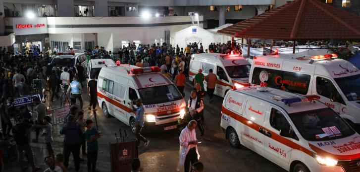 15 de octubre: las ambulancias que transportan a las víctimas de los ataques se agolpan a la entrada de la sala de urgencias del hospital Al-Shifa, en Gaza.Dawood Nemer/AFP.