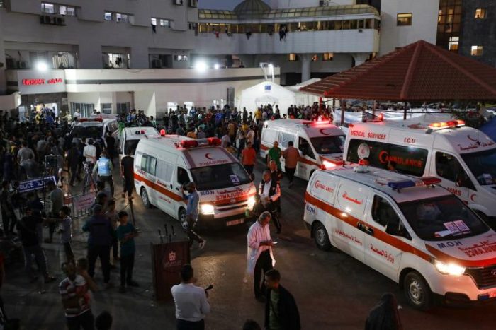 Imagen del 15 de octubre de 2023: las ambulancias que transportan a las víctimas de los ataques se agolpan a la entrada de la sala de urgencias del hospital Al-Shifa, en GazaDawood Nemer/AFP.