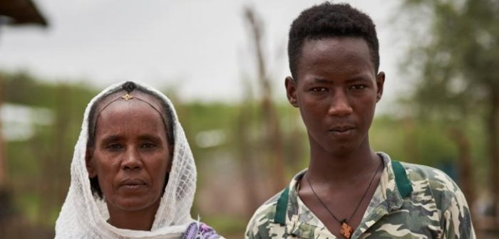 Afu, de 49 años, y su hijo Ephraim, de 17 años, en el campo de refugiados en la zona de Tigray, al norte de Etiopía.Gabriele François Casini/MSF