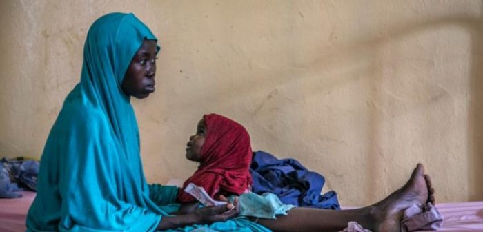 Fátima y su hija dentro del hospital de MSF en la ciudad de Pulka, al noreste de Nigeria. Fátima tiene 18 años y es de la ciudad de Geidem, en el estado de Yobe, en el noreste de Nigeria. Tenía 14 años cuando miembros de un grupo armado irrumpieron en su ciudad natal. La separaron de su familia y la obligaron a casarse. Ahora se encuentra en un campo para personas internamente desplazadas, junto con su hijo de tres años, Mustafa, y su hija de 18 meses, también llamada Fátima.Igor Barbero/MSF