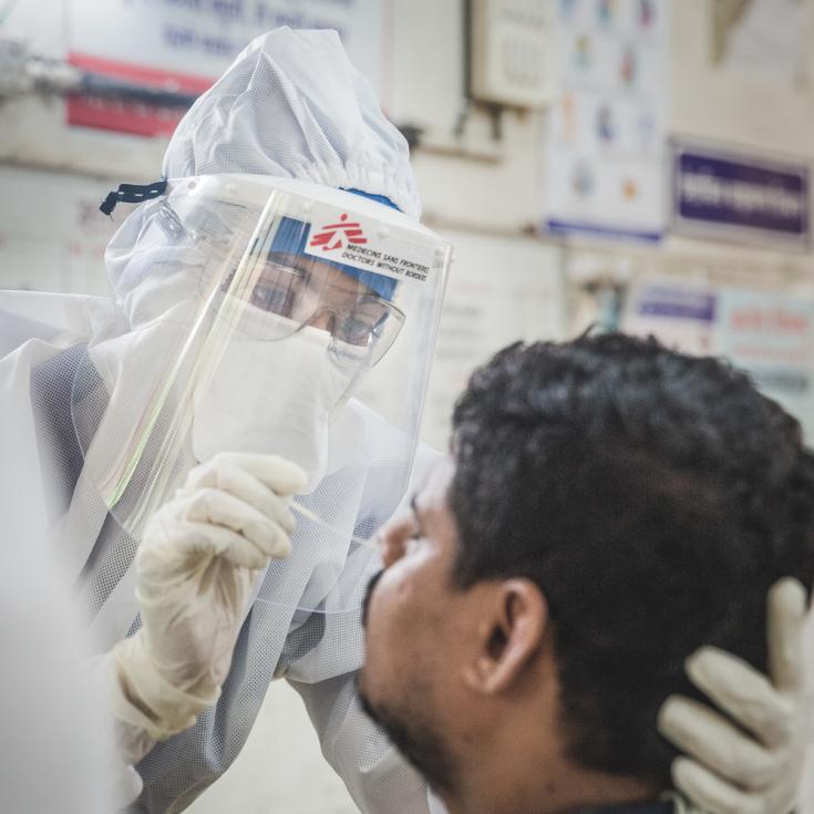 La doctora Sharanya Ramakrishna toma una muestra de hisopo en el área de recolección de muestras del centro de salud COVID-19 en el hospital Pandit Madan Mohan Malviya Shatabdi ubicado en el distrito Govandi M East de Mumbai, India.