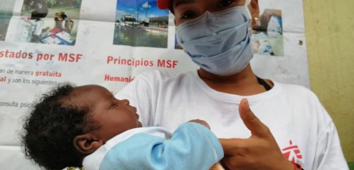 La psicóloga de Médicos Sin Fronteras cuida a un bebé mientras su madre se somete a un implante anticonceptivo en Nariño, Colombia.Steve Hide/MSF