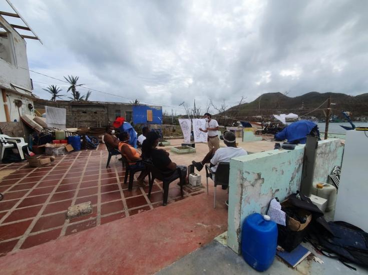 Hubo pocos lugares para asentarse después del huracán Iota. Después de horas de búsqueda, el equipo pudo utilizar y adaptar parte del espacio de un centro recreativo semidestruido.