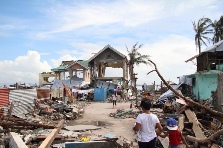 Escombros en la zona del paseo marítimo de Tacloban, un mes después del tifón Haiyan en Filipinas.