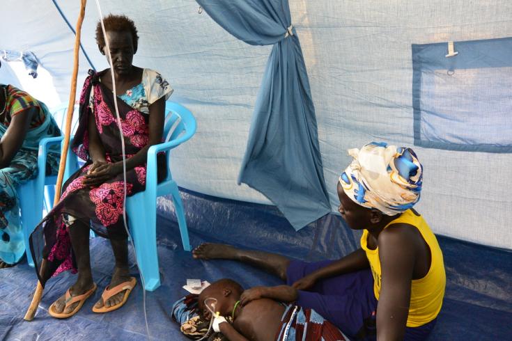 Nyadeng Wal espera a que su nieto de dos años de edad con malaria grave sea estabilizado en la clínica móvil de MSF en Riang, estado de Jonglei.