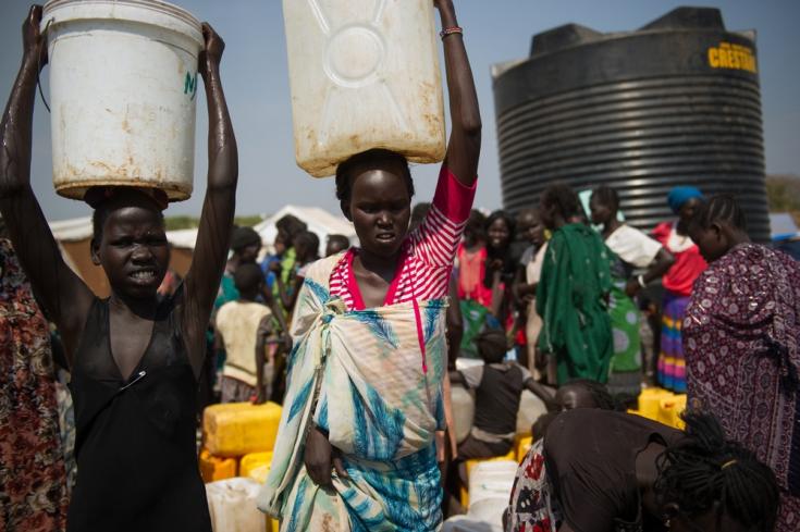 Los desplazados internos de Sudán del Sur obtienen agua de un punto de distribución en uno de los campamentos para personas desplazadas, en los terrenos de la base de la Misión de las Naciones Unidas en Sudán del Sur (UNMISS) en Juba.