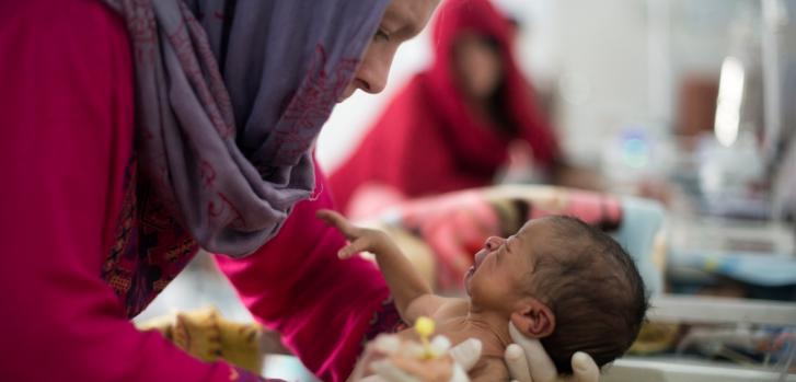 Foto tomada en 2014. Isabelle Arnould, enfermera pediátrica neonatal en el Hospital de Maternidad Khost, junto a un recién nacido.