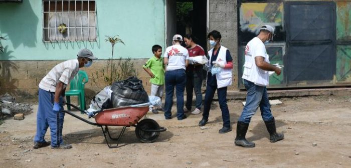 Equipos de MSF y voluntarios de la propia comunidad visitan casa a casa para evaluar las necesidades más importantes de la población y brindar servicios de salud primaria, en el marco de las jornadas integrales de salud que la organización lleva adelante junto a autoridades locales en el estado Anzoátegui. 26/11/2020Matias Delacroix