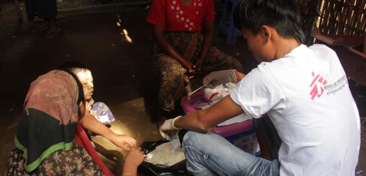 MSF desarrolla una clínica móvil en el campo de desplazados internos de Sintemaw, estado de Rakhine, Myanmar. ©Aye Pyae Sone/MSFAye Pyae Sone/MSF