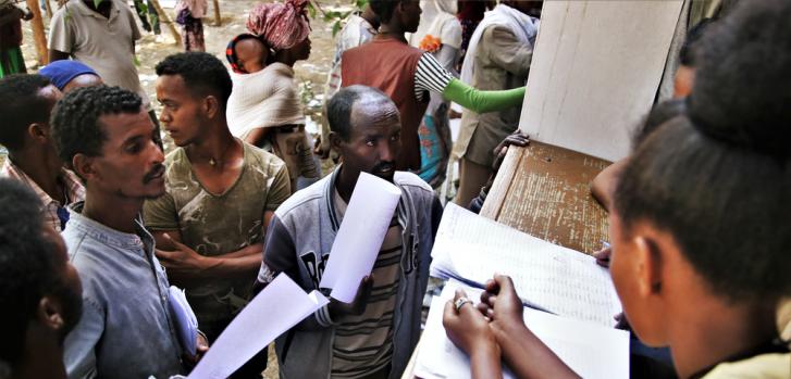 Los administradores registran a las personas desplazadas recién llegadas en la escuela Tsegay Berhe, en la ciudad de Adwa, en el centro de Tigray. Marzo de 2021.Igor Barbero/MSF