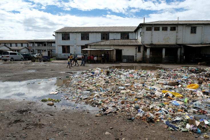 Agua, desechos y vacunación el enfoque de salud ambiental de MSF para combatir la fiebre tifoidea y el cólera en Zimbabue