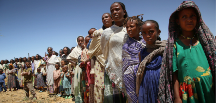 Mujeres, niños y niñas haciendo fila para esperar una consulta médica durante una clínica móvil en Adiftaw, una aldea en la región de Tigray, al norte de Etiopía. Marzo de 2021Igor Barbero/MSF