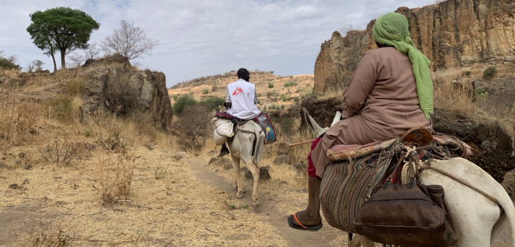 Nuestro equipo se dirige a la aldea de Dilli para entregar suministros médicos a través de las montañas Jebel Marra, en la región de Darfur. Sudán, abril de 2021MSF/Leah Cowan