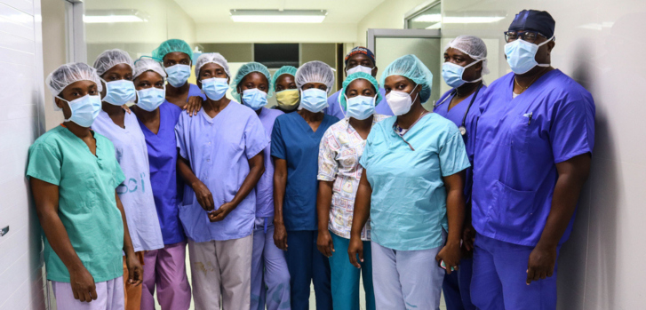 Tras el terremoto del 14 de agosto, un equipo médico de MSF que incluía dos cirujanos y una enfermera de quirófano viajó a Jérémie para trabajar en el hospital St. Antoine. Entre el 16 y 17 de agosto, realizó 10 cirugías. Haití, agosto de 2021Steven Aristil