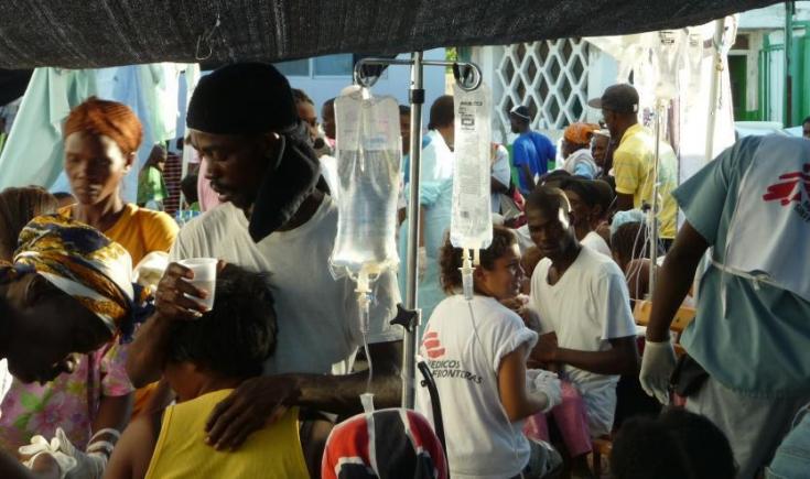 Equipos MSF tratando pacientes con cólera en Saint-Marc, Haití.