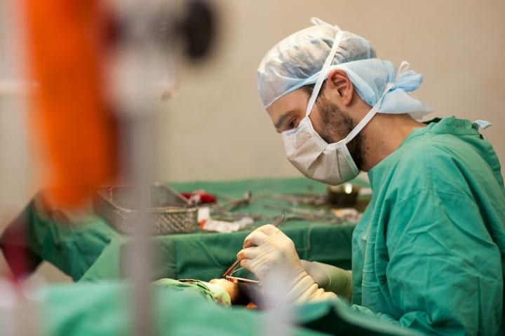 Christos Christou operando a un joven con una herida de bala en la mano. Sudán del Sur, junio de 2013.