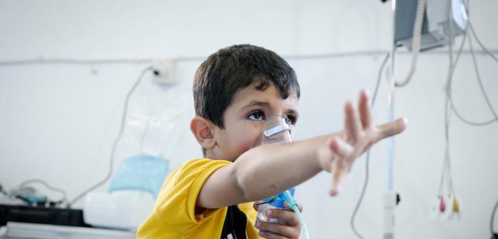 Un niño con asma que recibe oxígeno en la sala de emergencias de un hospital de MSF en Siria. El polvo había agravado su asma y llegó al hospital de MSF sin poder respirar. Era imposible para sus padres encontrar un inhalador para el asma en Siria.Robin Meldrum/MSF