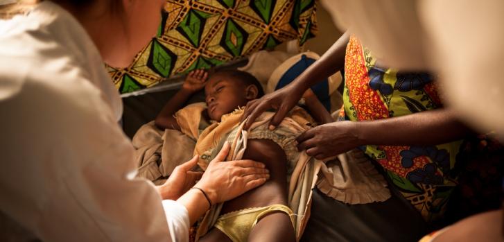 Intervención de MSF durante un pico de malaria en Rutshuru (provincia de Kivu Norte, República Democrática del Congo) entre noviembre 2014 y enero 2015, que afectó a cientos de niños. © Leonora BaumannLeonora Baumann