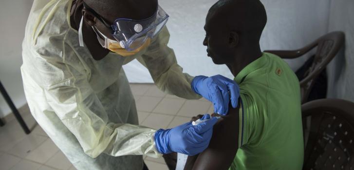 Ensayos de la vacuna contra el Ébola en el Centro de Tratamiento de Ébola de MSF en Donka, Guinea, el 15 de abril © Yann Libessart / MSFEnsayos de la vacuna contra el Ébola en el Centro de Tratamiento de Ébola de MSF en Donka, Guinea, el 15 de abril © Yann Libessart / MSF