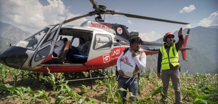 Un equipo médico de MSF parte hacia el aislado poblado de Kuni, cuyas 220 casas fueron destruidas por el terremoto que azotó a Nepal. © Brian Sokol / MSFBrian Sokol / Médecins sans Frontières