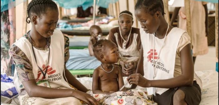 Dos enfermeras de MSF tratan de calmar a un niño asustado en Malakal, Sudán del Sur. ©Matthias SteinbachMatthias Steinbach