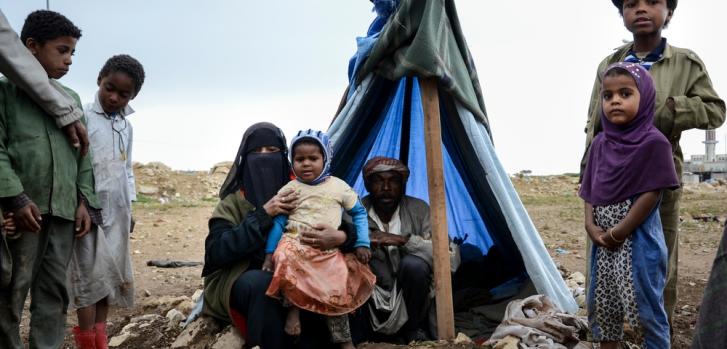 Familia de desplazados por la violencia viviendo en una pequeña carpa ©Malak Shaher/MSFMalak Shaher/MSF