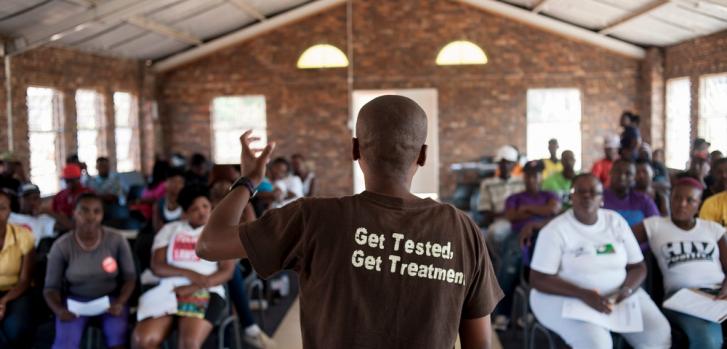 Un activista de SSP (una coalición de organizaciones de la sociedad civil, entre ellas MSF) en una charla con la inscripción en su remera: hacer el examen, recibir tratamiento. ©Stefan Heunis  Stefan Heunis