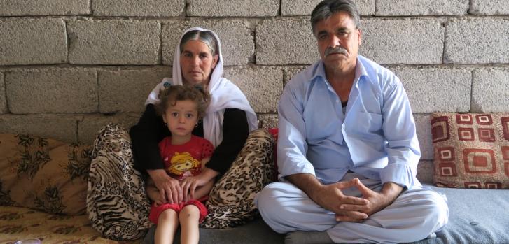 Hadji Charmeed y su familia en el edificio sin terminar donde se refugiaron luego de tener que huir de su casa. (Irak) ©Lucia Brinzanik/MSF