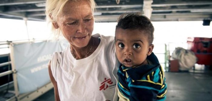 Bebé de Eritrea rescatado de un bote de madera, en brazos de la enfermera de Médicos Sin Fronteras.