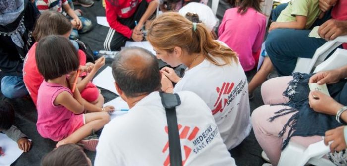 Psicóloga y traductor de Médicos Sin Fronteras trabajando en el programa montado para refugiados en la isla de Lesbos, Grecia. ©Georgios Makkas/Panos PicturesGeorgios Makkas/Panos Pictures