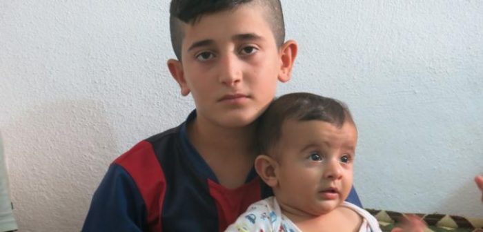 Mehiar es sirio y tiene 12 años. Su hermano bebé se llama Peyman. Dice que le gustaría ir a Europa y conocer a Messi pero está preocupado porque sus abuelos no vayan con ellos. ©Gabriella Bianchi/MSFGabriella Bianchi/MSF