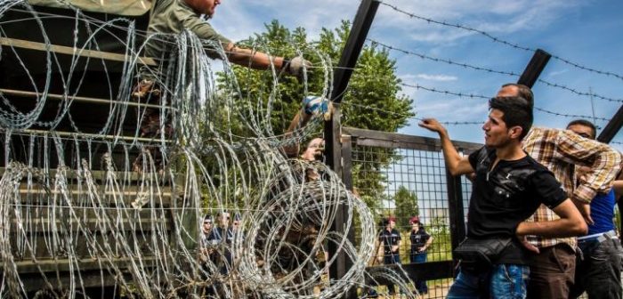 Croacia, campo de tránsito cerca de la frontera con Serbia, donde los refugiados esperan ser transferidos a Hungría. Septiembre 2015 ©Juan Carlos Tomasi/MSF