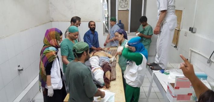 Quirófanos improvisados en lo que quedaba en pie del hospital minutos después del ataque. ©MSFMSF