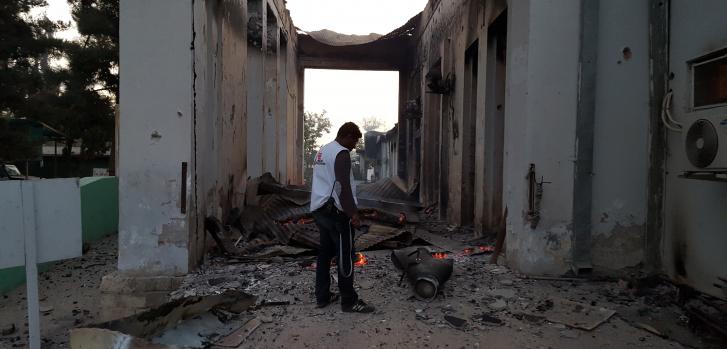 Personal de MSF en el hospital bombardeado el 3 de Octubre de 2015 en Kunduz, Afganistán. ©MSF