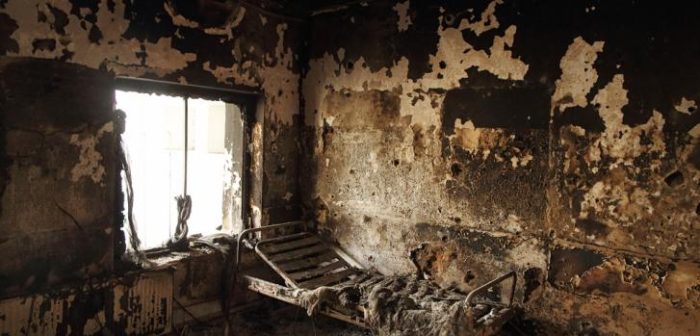 Los restos de una cama en una habitación del hospital de Médicos Sin Fronteras en Kunduz, Afganistán ©Andrew Quilty