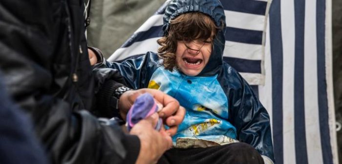 Refugiados varados en la frontera entre Serbia y Croacia, bajo la lluvia y el frío. ©Anna Surinyach/MSF