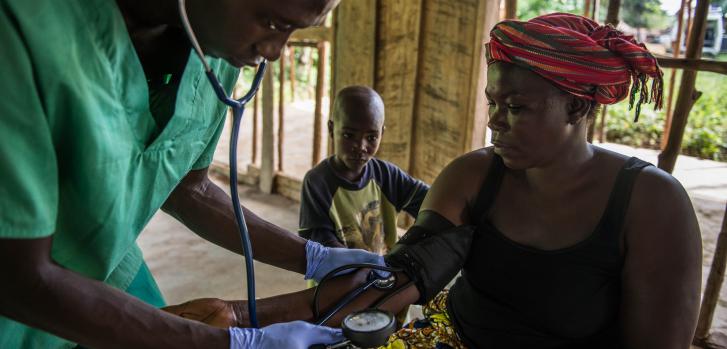 Chequeo a una superviviente del Ébola en Mabekoh, Sierra Leona © Tommy TrenchardChequeo a una superviviente del Ébola en Mabekoh, Sierra Leona © Tommy Trenchard