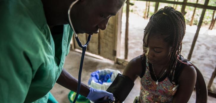 La enfermera Alex Mambu le realiza un análisis de sangre a Aminata Koroma, la sobreviviente de ébola en la ciudad de Mabekoh, Sierra Leona. Noviembre 2015.Tommy Trenchard
